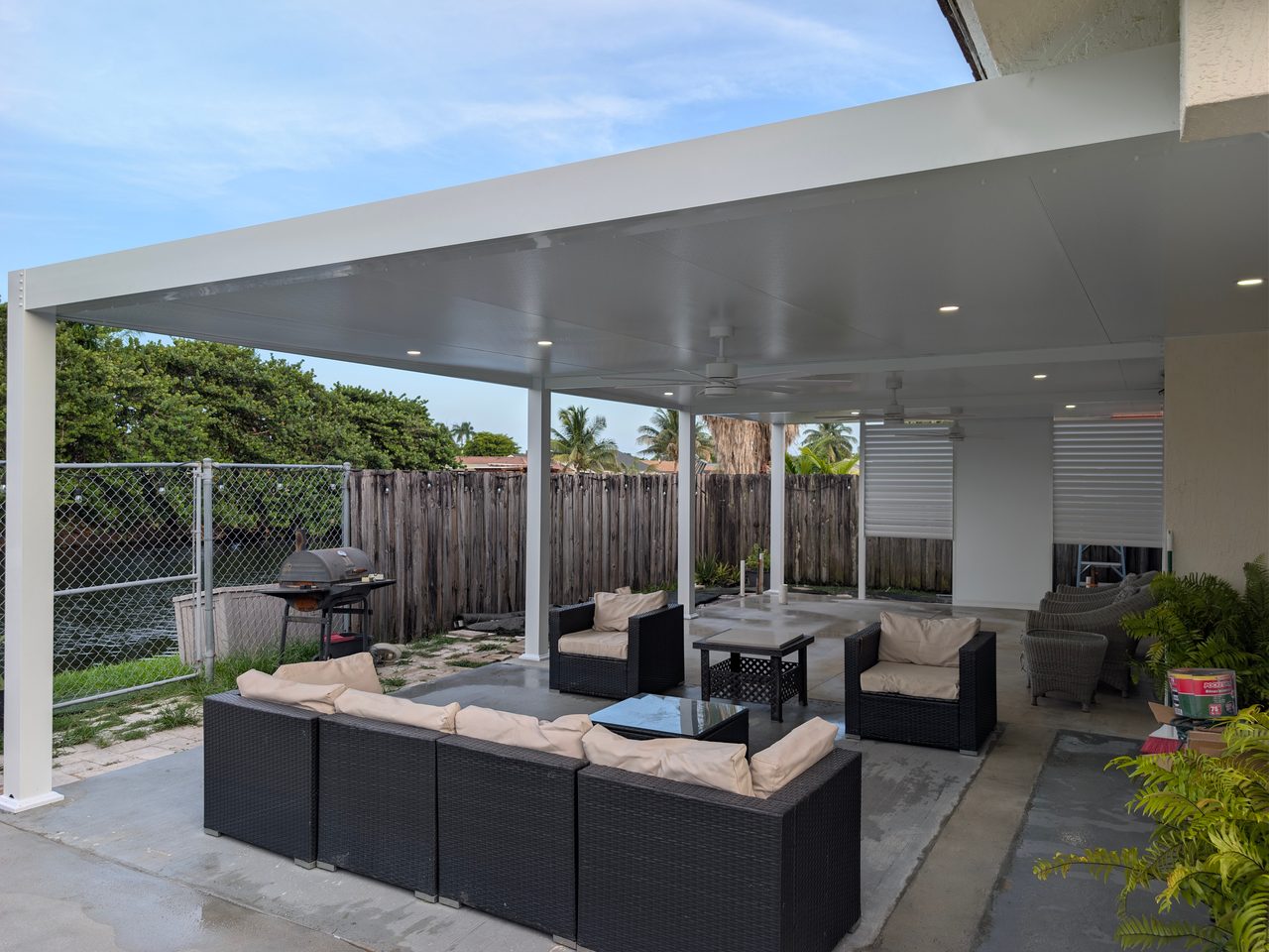 Insulated patio roof in bronze with a white roof