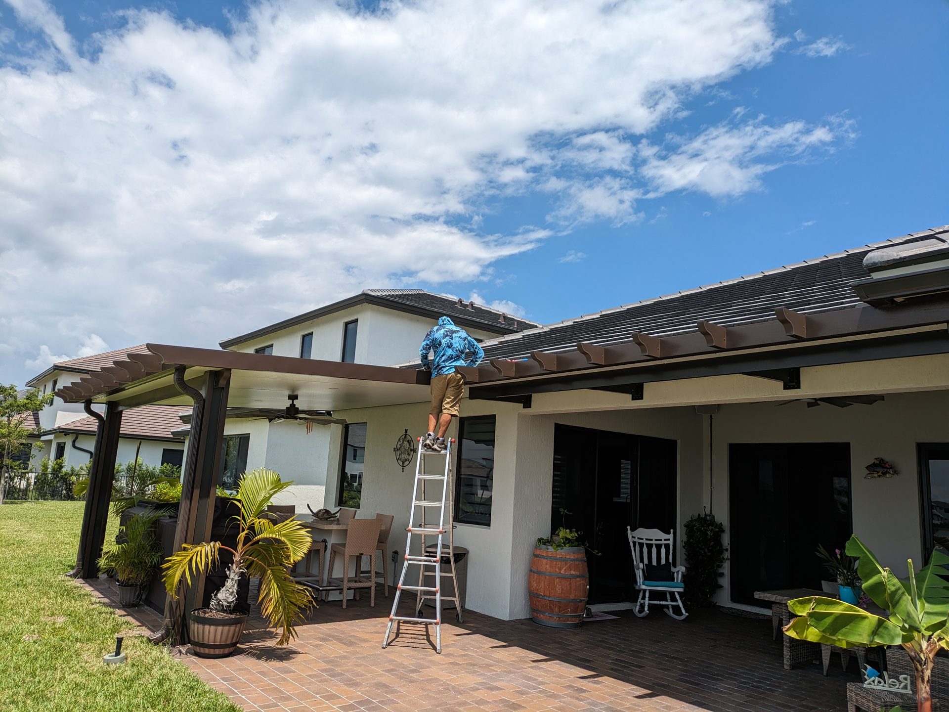Insulated patio roof in bronze color, L-shaped structure