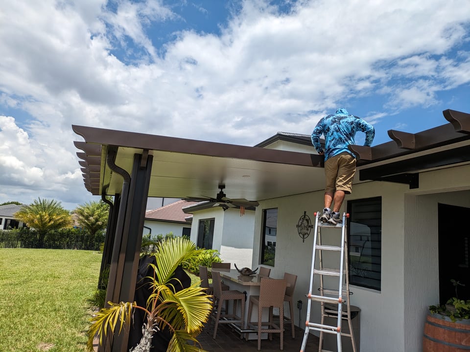 Insulated patio roof in bronze color, L-shaped structure