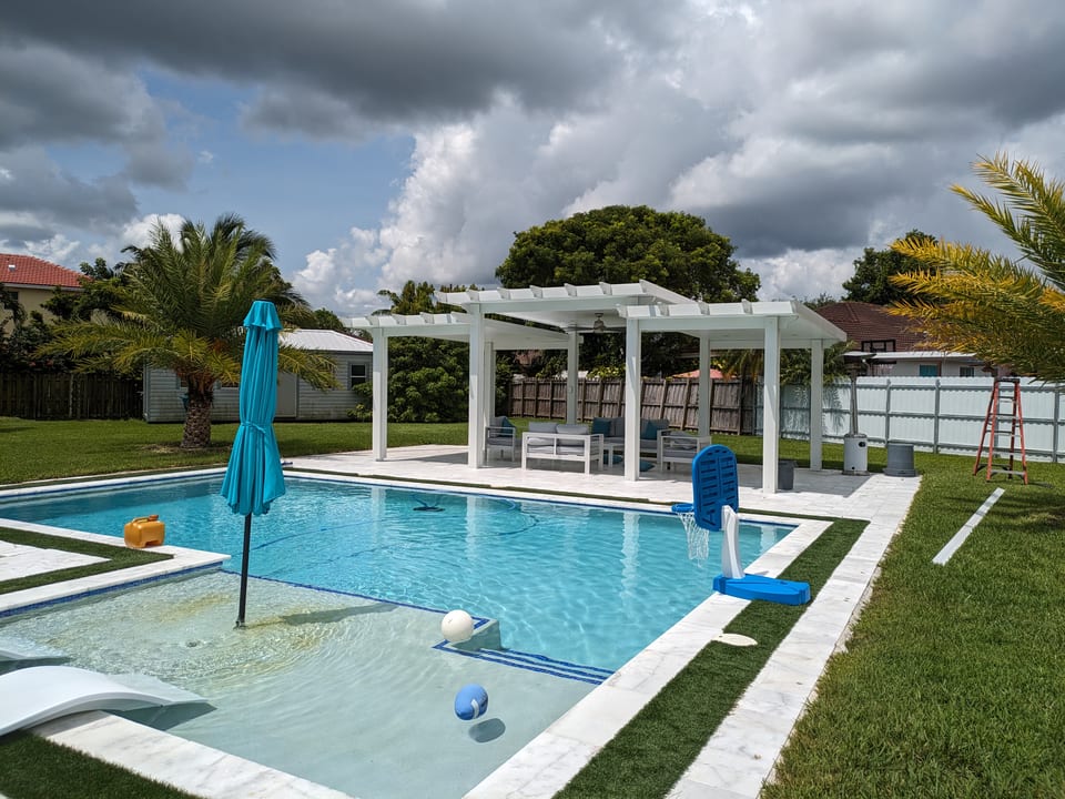 Diseño tradicional imitación madera con techo sólido y vigas con remates curvos decorativos (decorative rafter tails), ideal para crear un espacio de sombra junto a la piscina, en patios y jardines.