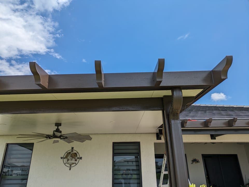 Insulated patio roof in bronze color, L-shaped structure