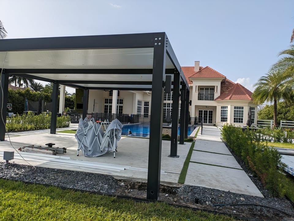 Pérgola Moderna de Aluminio Bronze con pared decorativa