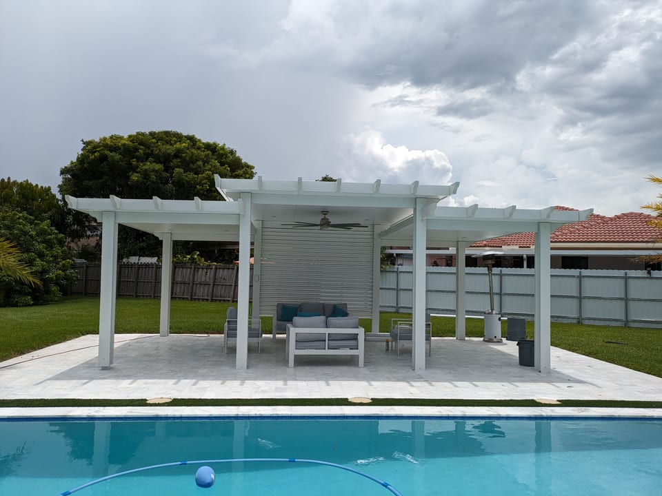 Diseño tradicional imitación madera con techo sólido y vigas con remates curvos decorativos (decorative rafter tails), ideal para crear un espacio de sombra junto a la piscina, en patios y jardines.