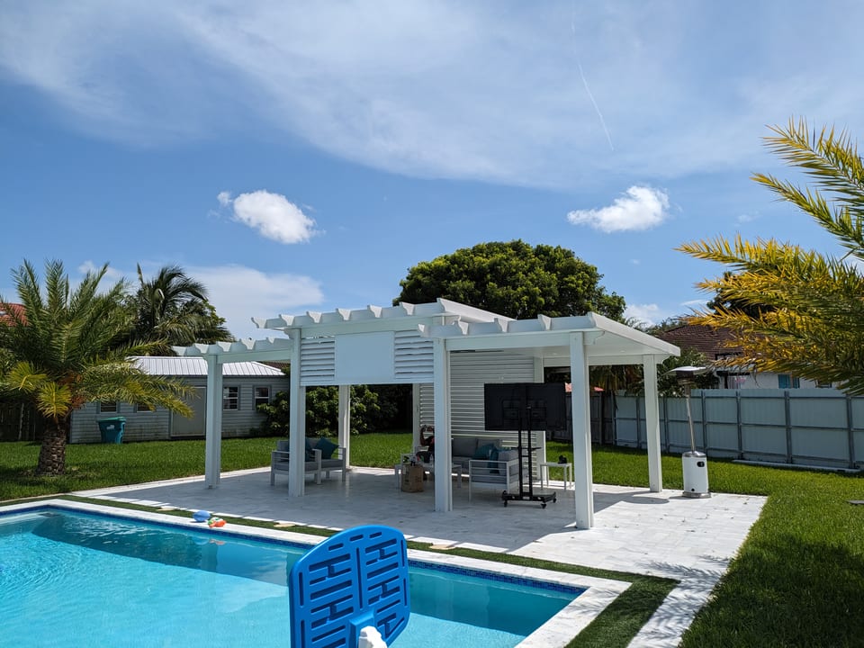 Diseño tradicional imitación madera con techo sólido y vigas con remates curvos decorativos (decorative rafter tails), ideal para crear un espacio de sombra junto a la piscina, en patios y jardines.