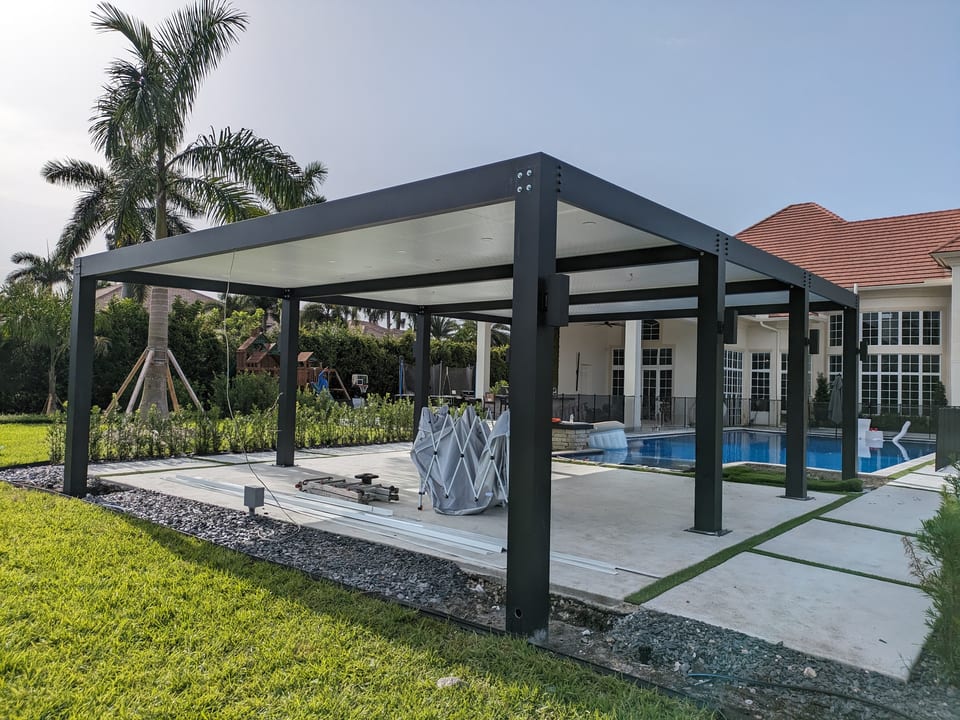 Pérgola Moderna de Aluminio Bronze con pared decorativa