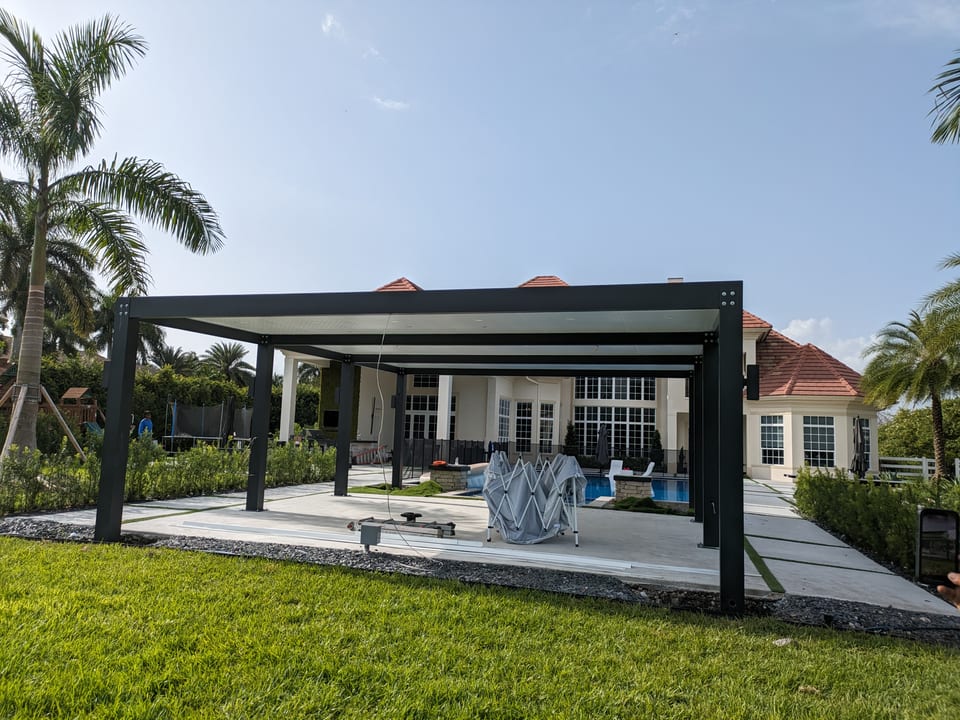 Pérgola Moderna de Aluminio Bronze con pared decorativa