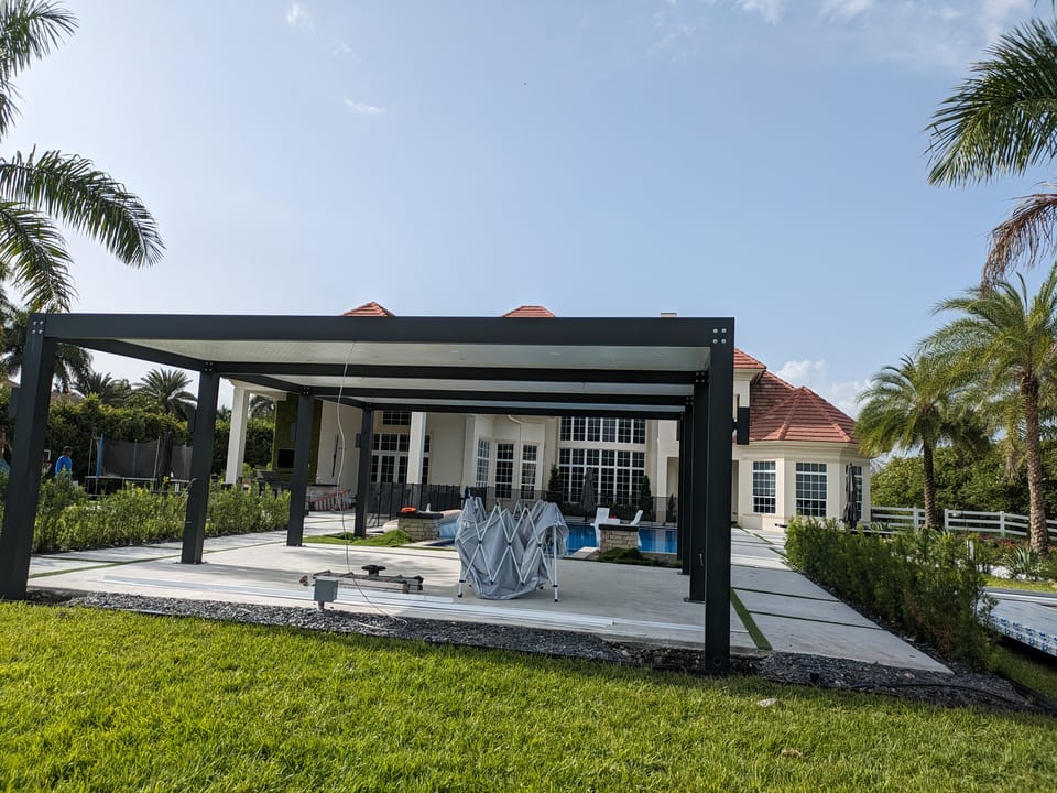 Pérgola Moderna de Aluminio Bronze con pared decorativa