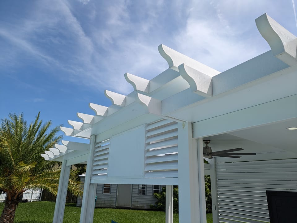 Diseño tradicional imitación madera con techo sólido y vigas con remates curvos decorativos (decorative rafter tails), ideal para crear un espacio de sombra junto a la piscina, en patios y jardines.