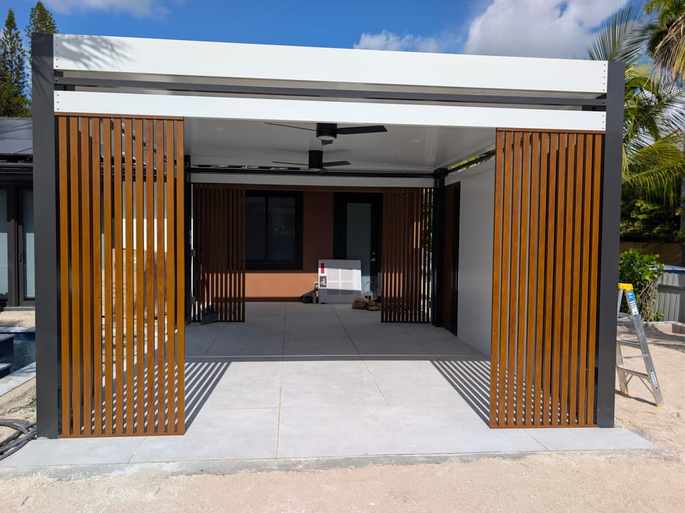 Pérgola de aluminio moderna con pared decorativa y composite