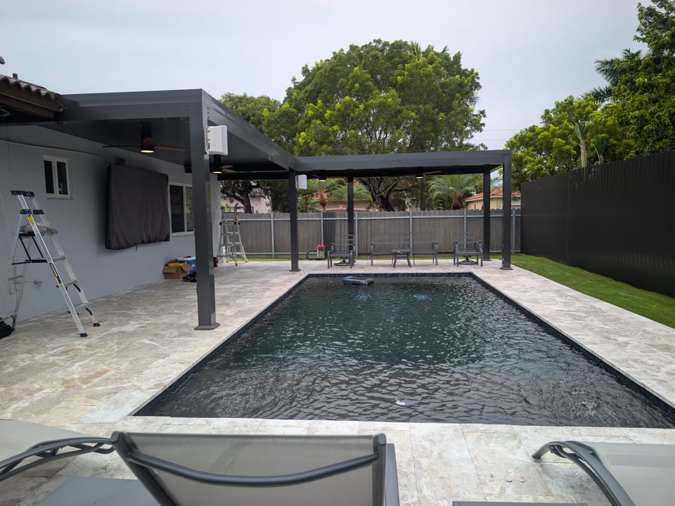 pergola-moderna-de-aluminio-techo-bronze