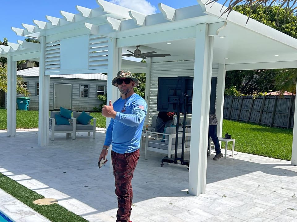 Diseño tradicional imitación madera con techo sólido y vigas con remates curvos decorativos (decorative rafter tails), ideal para crear un espacio de sombra junto a la piscina, en patios y jardines.
