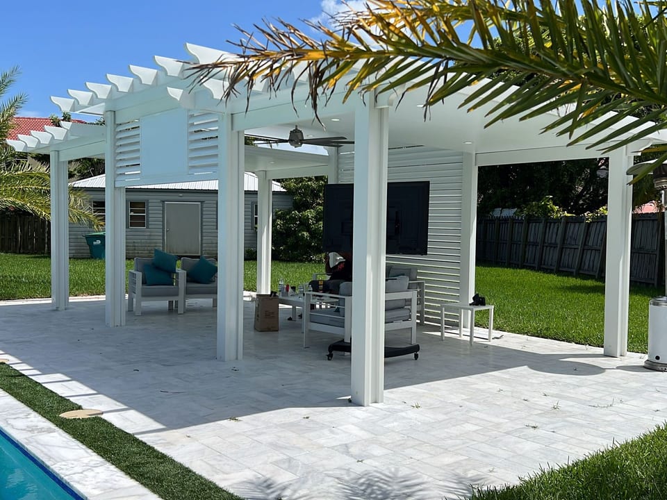 Diseño tradicional imitación madera con techo sólido y vigas con remates curvos decorativos (decorative rafter tails), ideal para crear un espacio de sombra junto a la piscina, en patios y jardines.